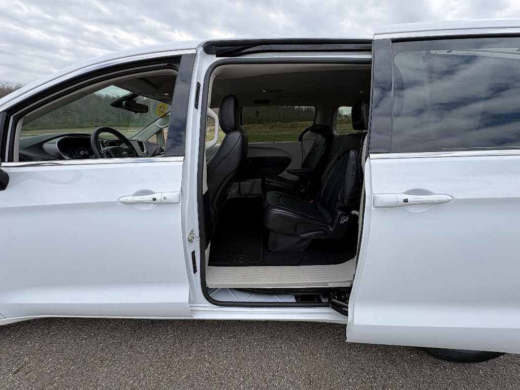 Used 2024 Chrysler Pacifica Touring-L image 17
