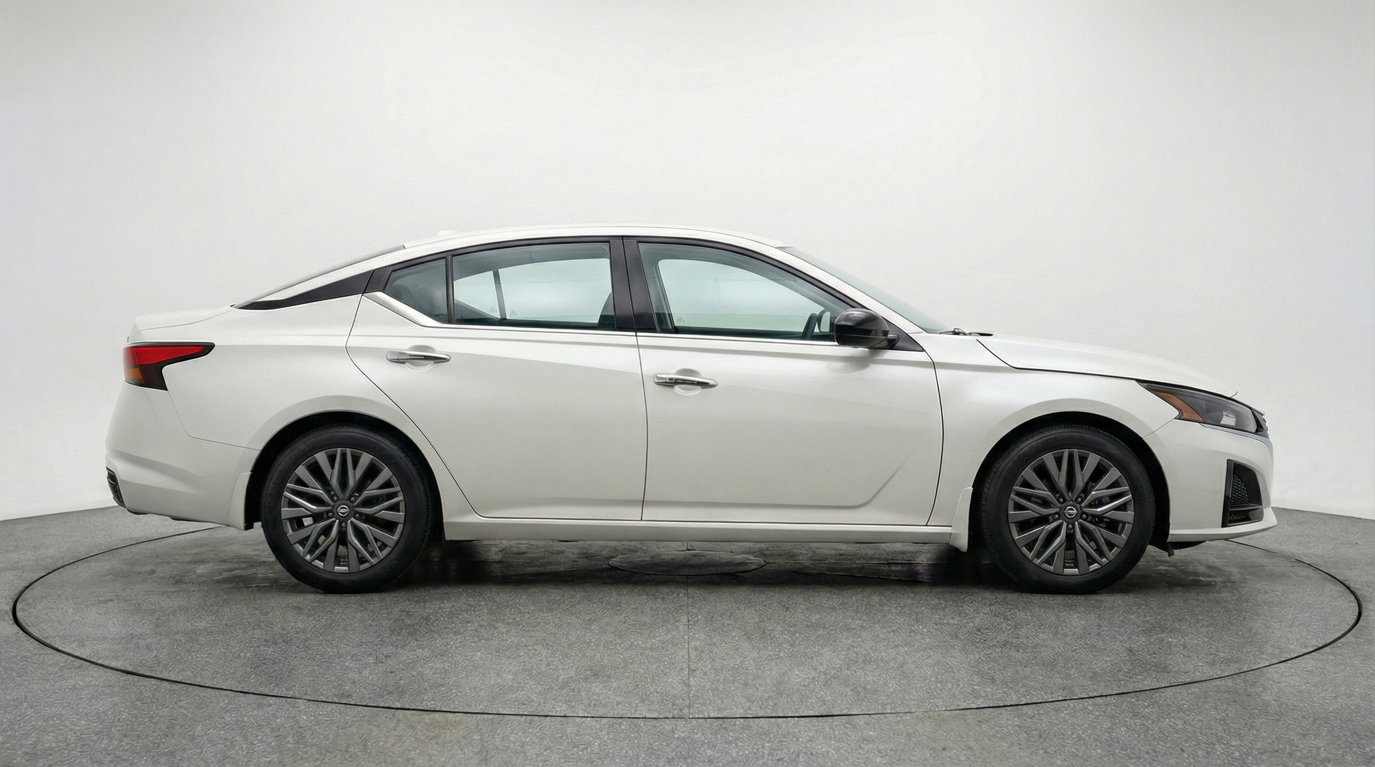 Used 2025 Nissan Altima 2.5 SV image 11
