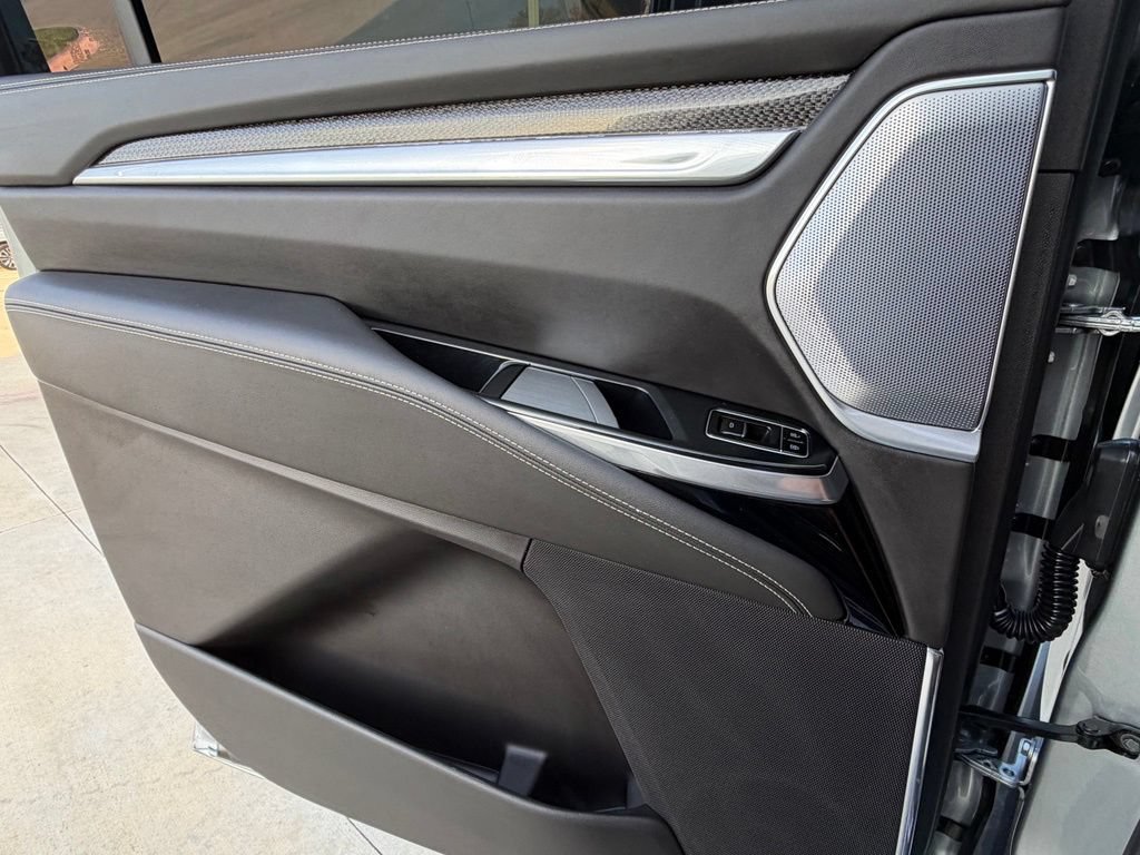 Used 2025 Cadillac Escalade ESV V AWD/4WD image 21