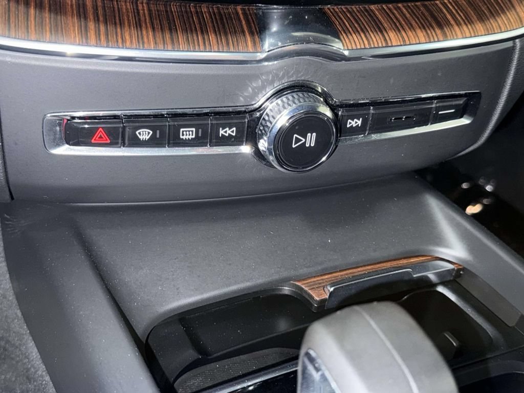 Used 2024 Volvo XC60 B5 Plus w/ Protection Package Premier AWD/4WD image 25