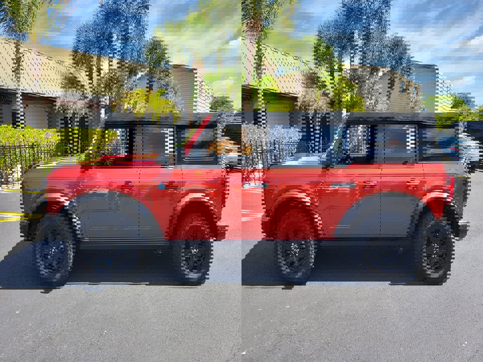 Used 2022 Ford Bronco Black Diamond image 9