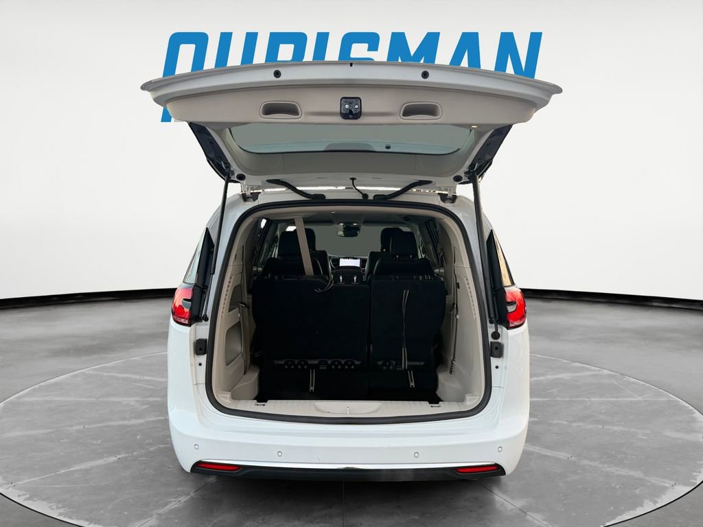 Used 2024 Chrysler Pacifica Touring-L image 23