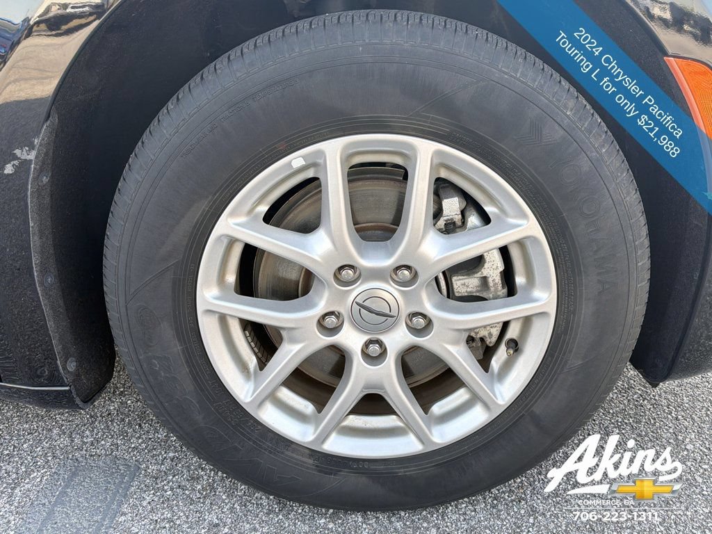 Used 2024 Chrysler Pacifica Touring-L FWD image 12