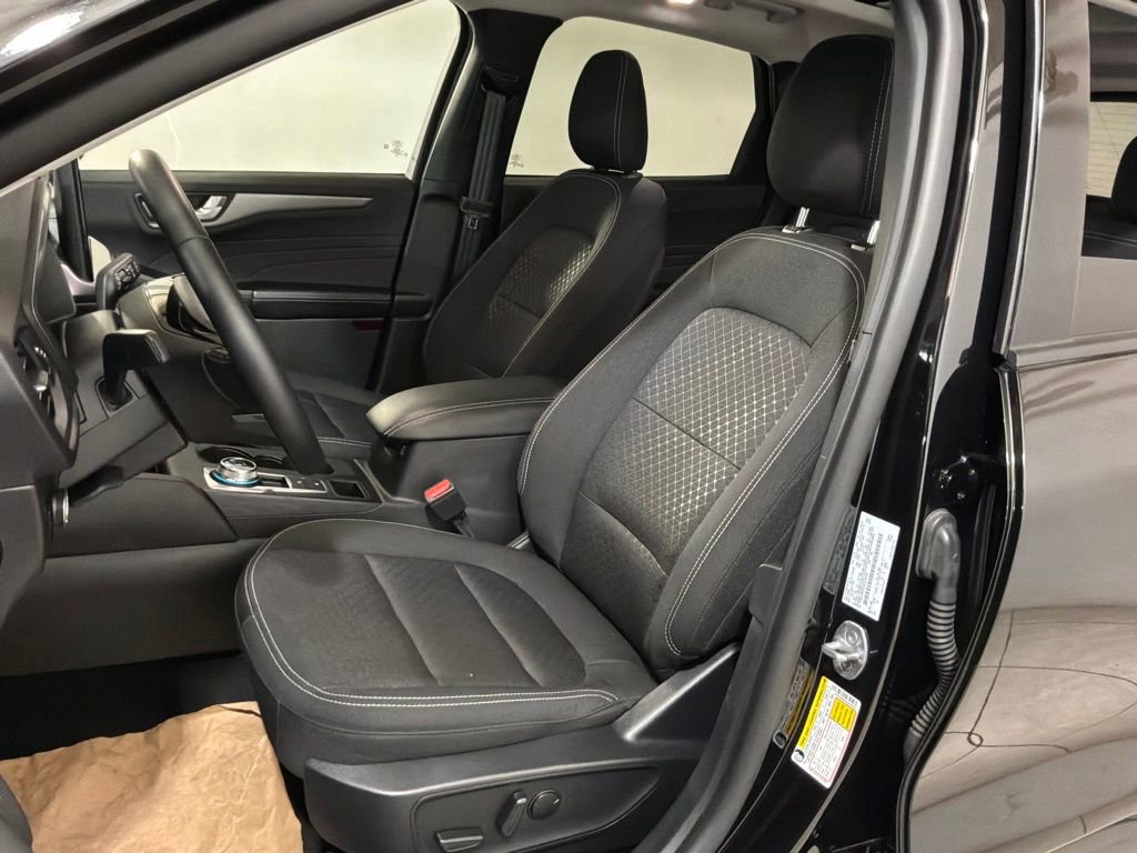 Used 2025 Ford Escape Active w/ Active Premium Tech Pack AWD/4WD image 3