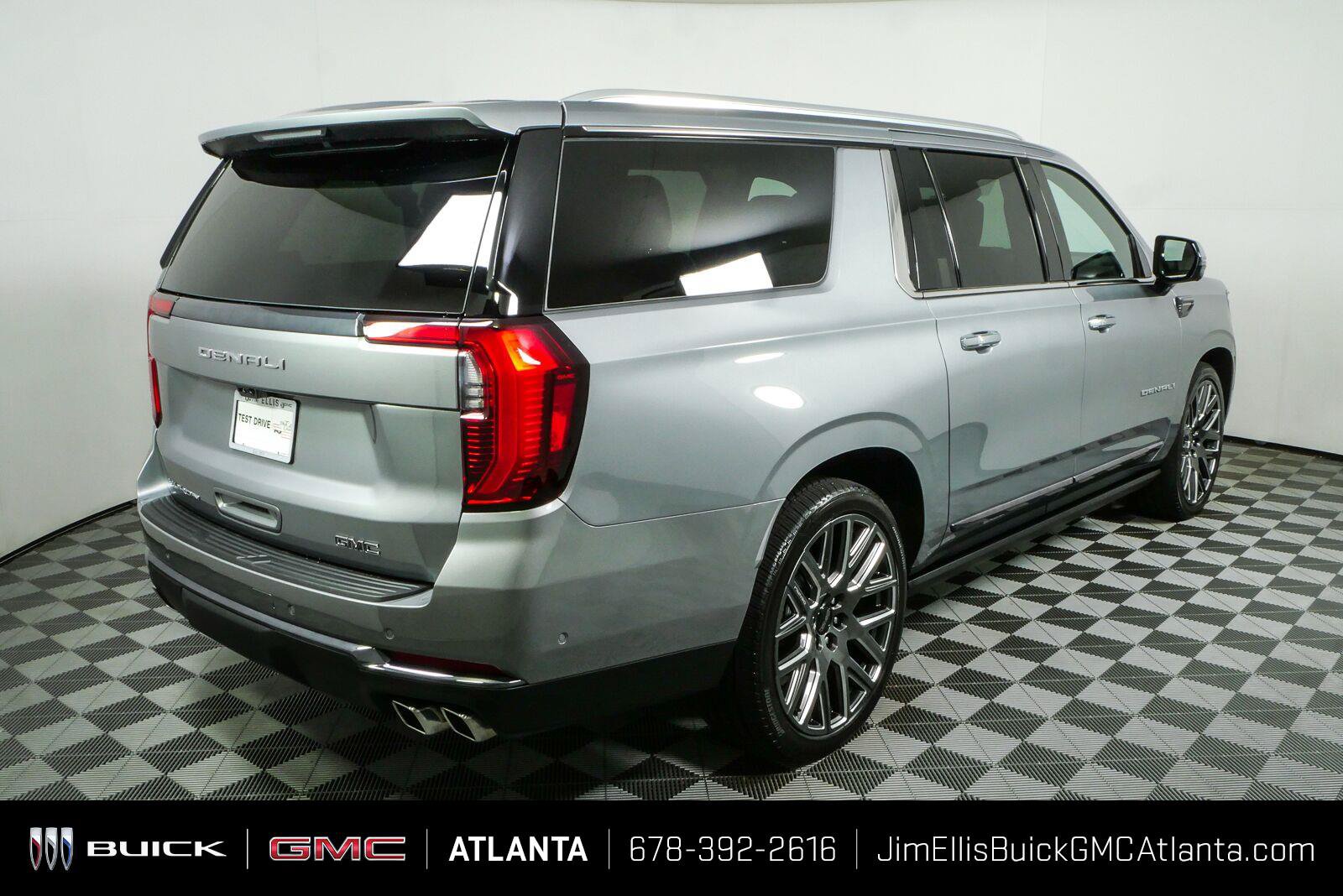 Used 2025 GMC Yukon XL Denali Ultimate w/ LPO, Floor Liner Package AWD/4WD image 3