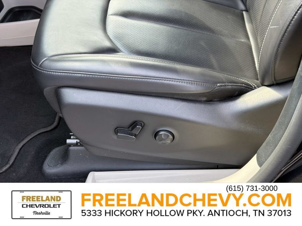 Used 2023 Chrysler Pacifica Touring-L FWD image 23