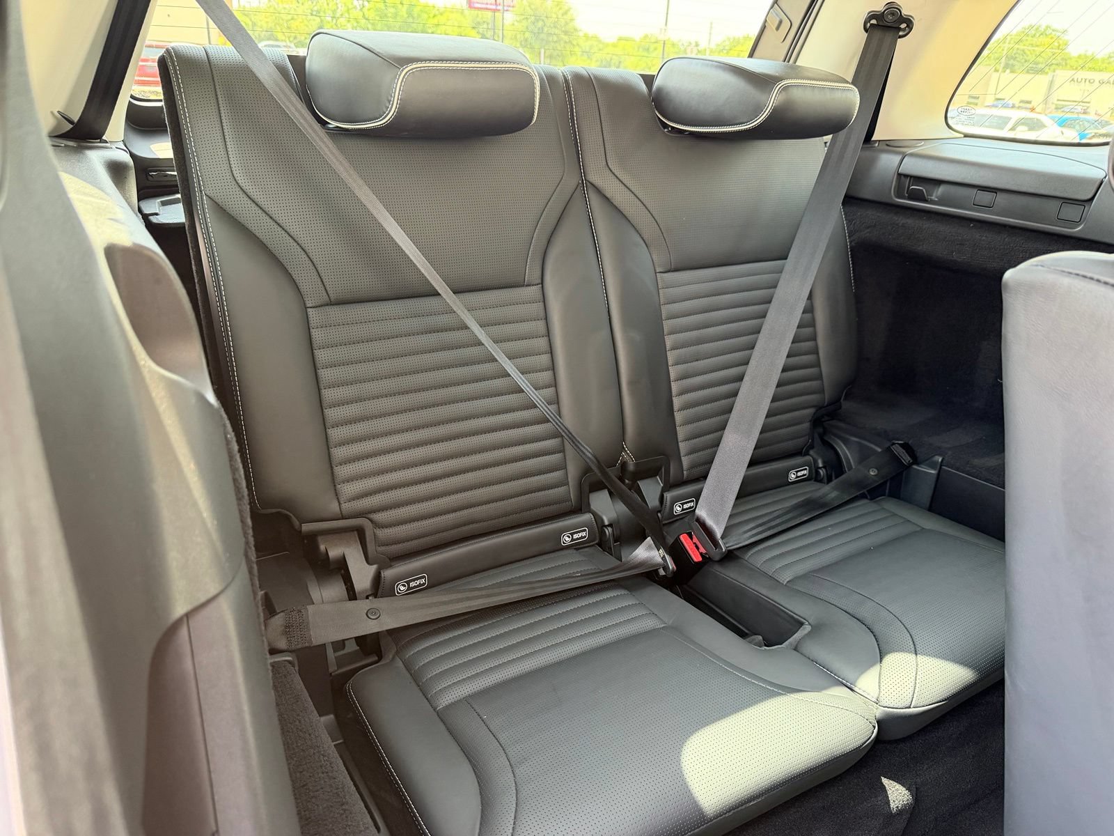 Used 2017 Land Rover Discovery First Edition AWD/4WD image 24