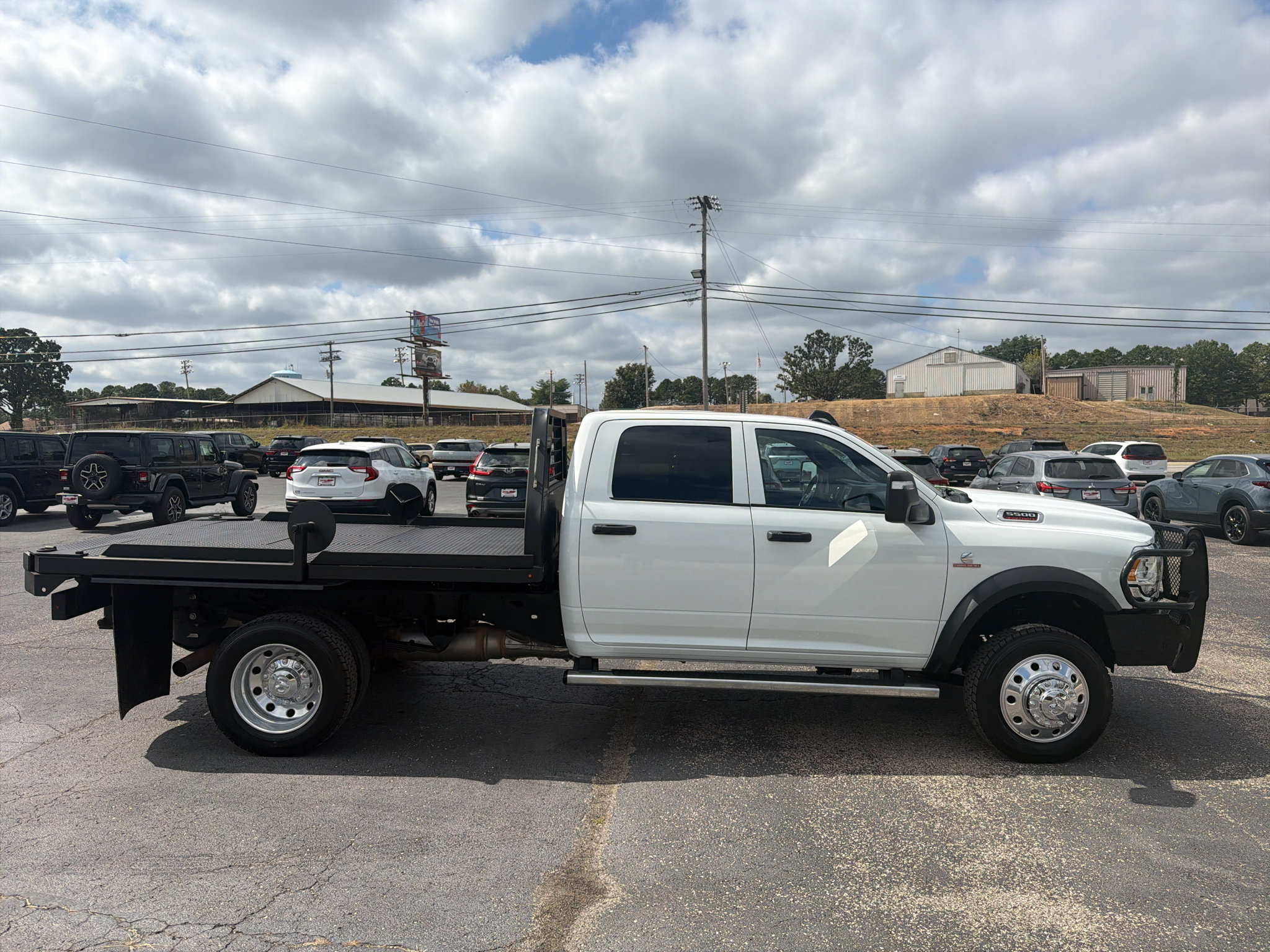 Used 2024 RAM 5500 Tradesman w/ Chrome Appearance Group AWD/4WD image 6