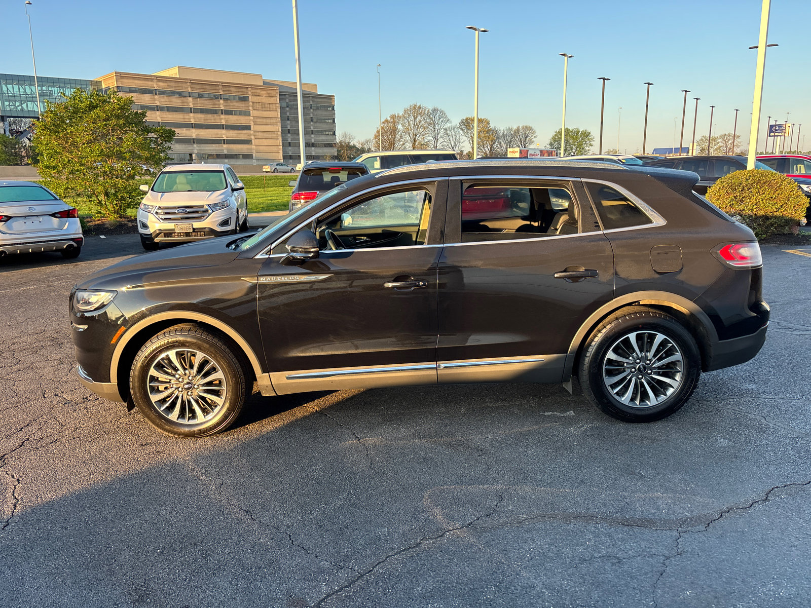 Used 2023 Lincoln Nautilus FWD image 4