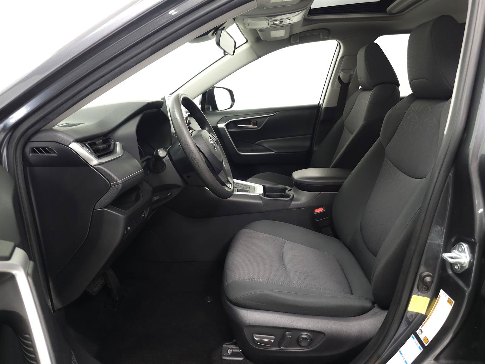 Used 2019 Toyota RAV4 XLE w/ Convenience Package AWD/4WD image 4