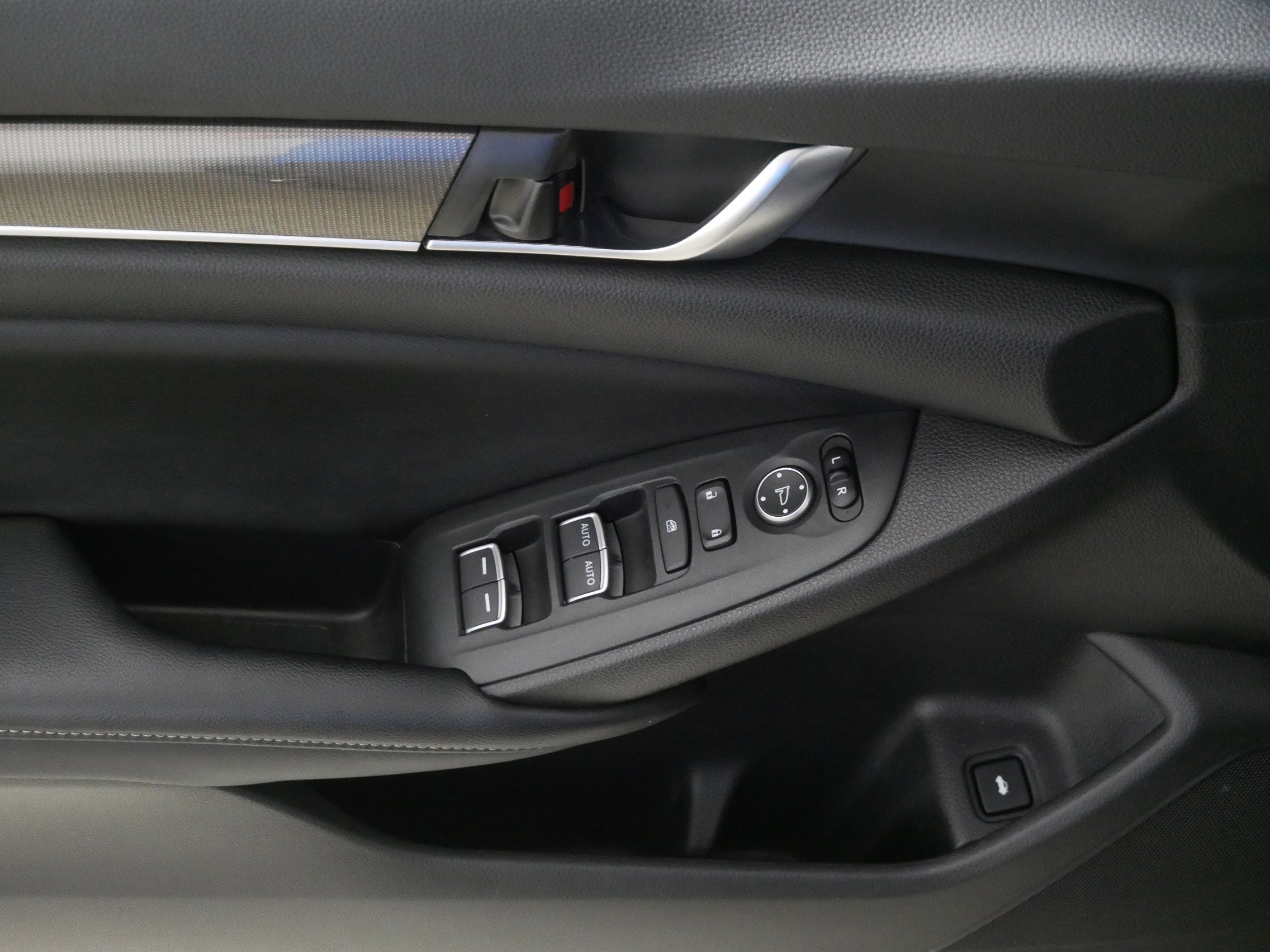 Used 2018 Honda Accord Sport image 19