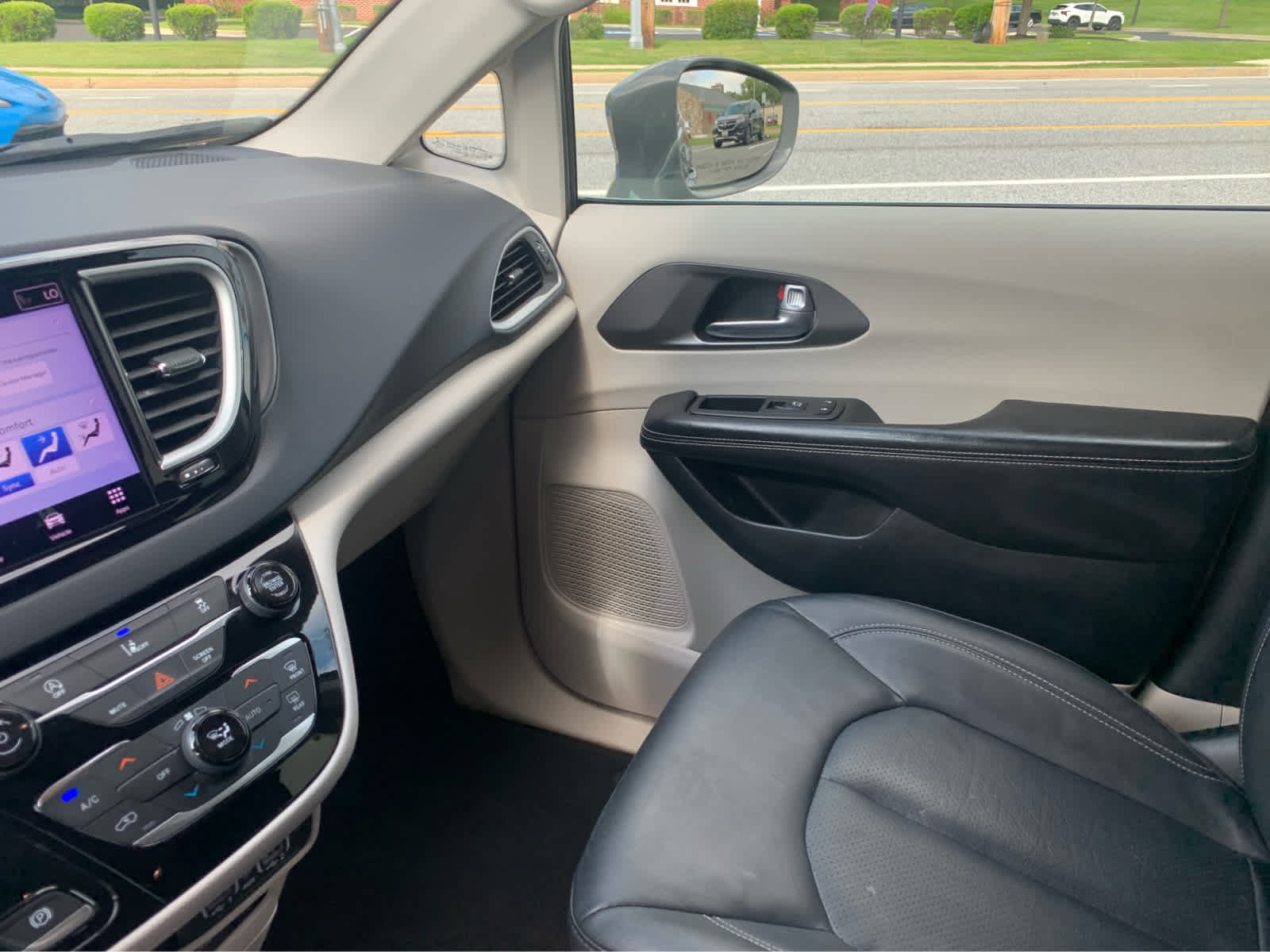 Used 2022 Chrysler Pacifica Touring-L FWD image 21