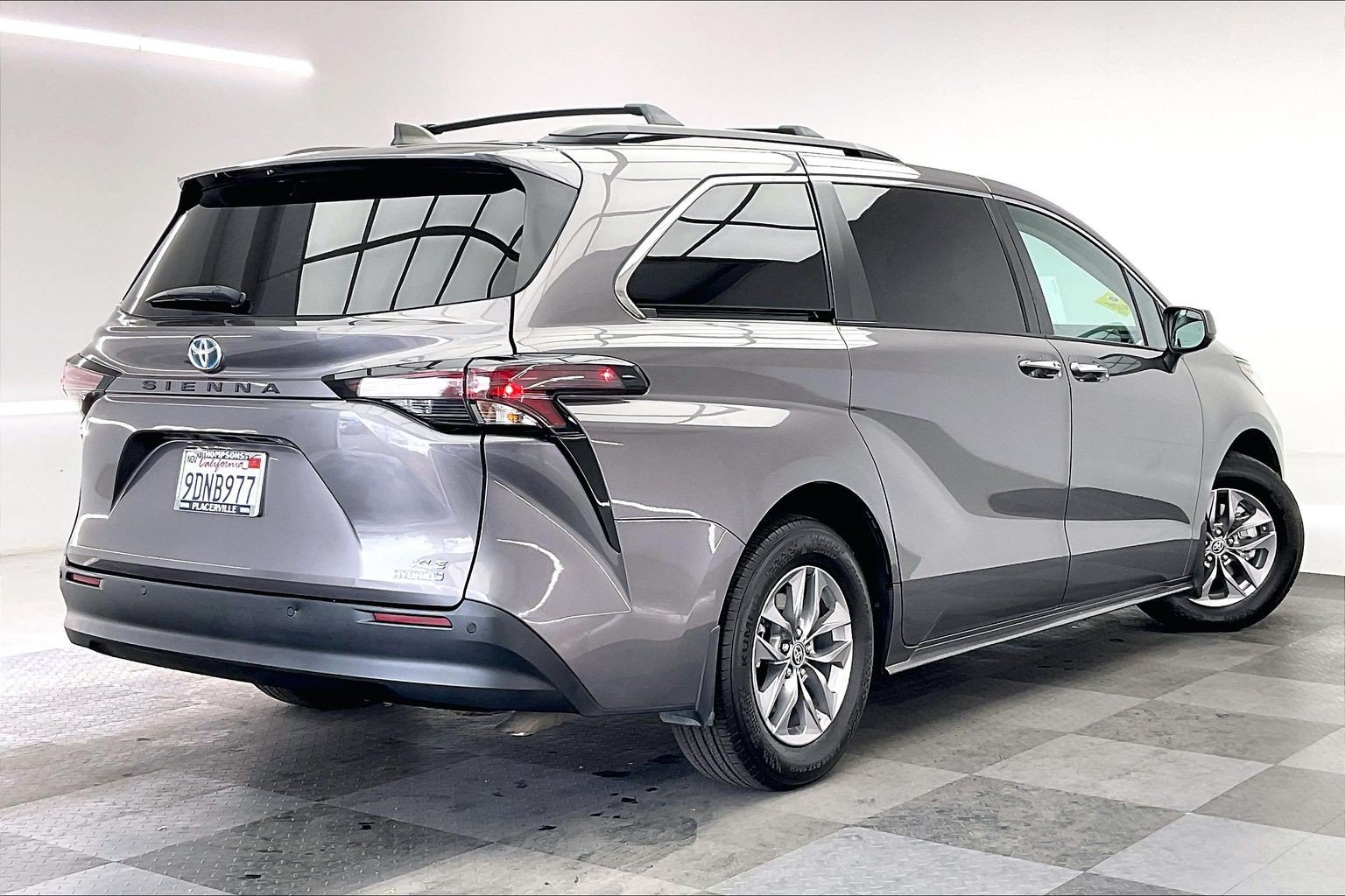 Used 2023 Toyota Sienna XLE FWD image 13