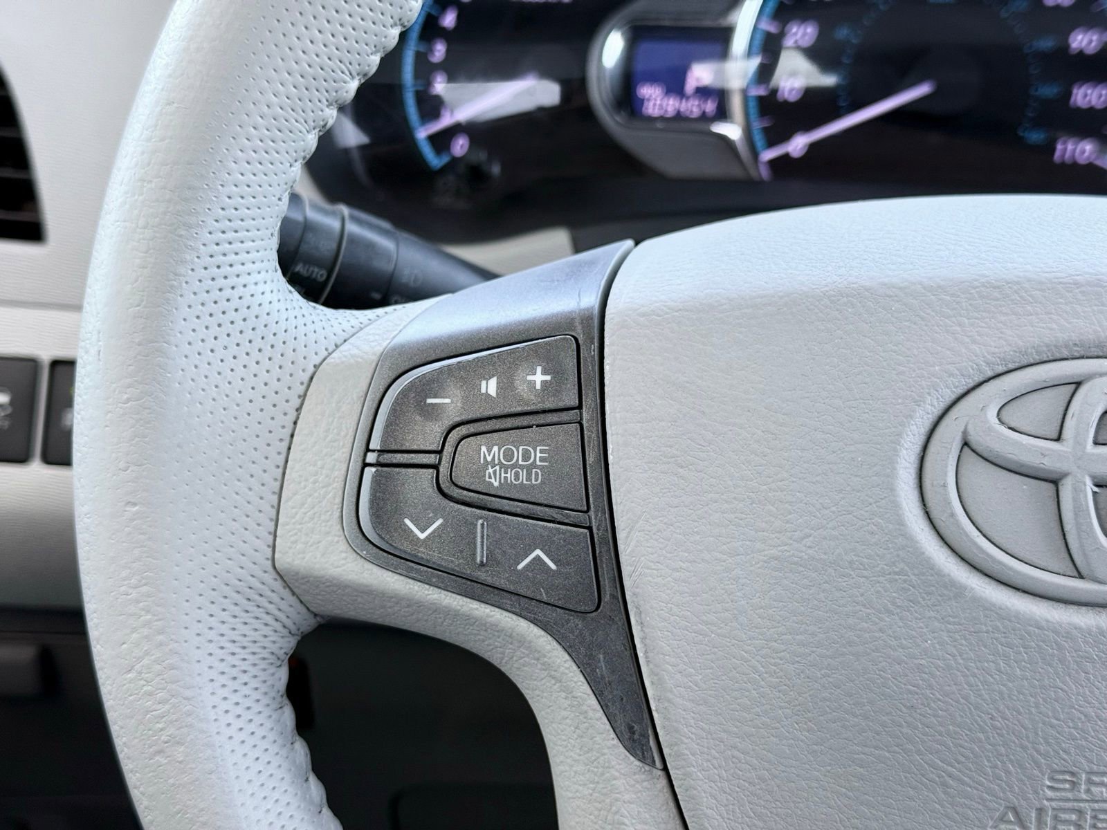 Used 2013 Toyota Sienna XLE w/ Premium Pkg image 38