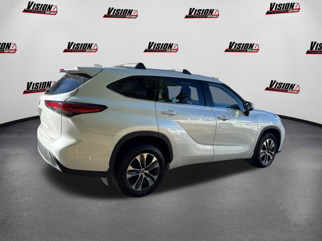 Used 2022 Toyota Highlander XLE image 5