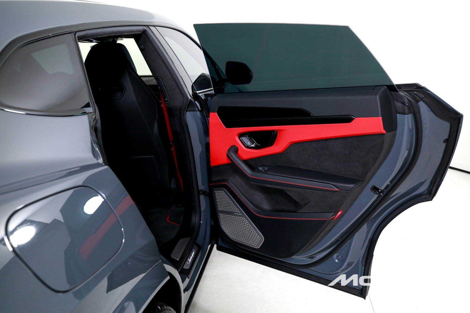 Used 2025 Lamborghini Urus SE AWD/4WD image 24