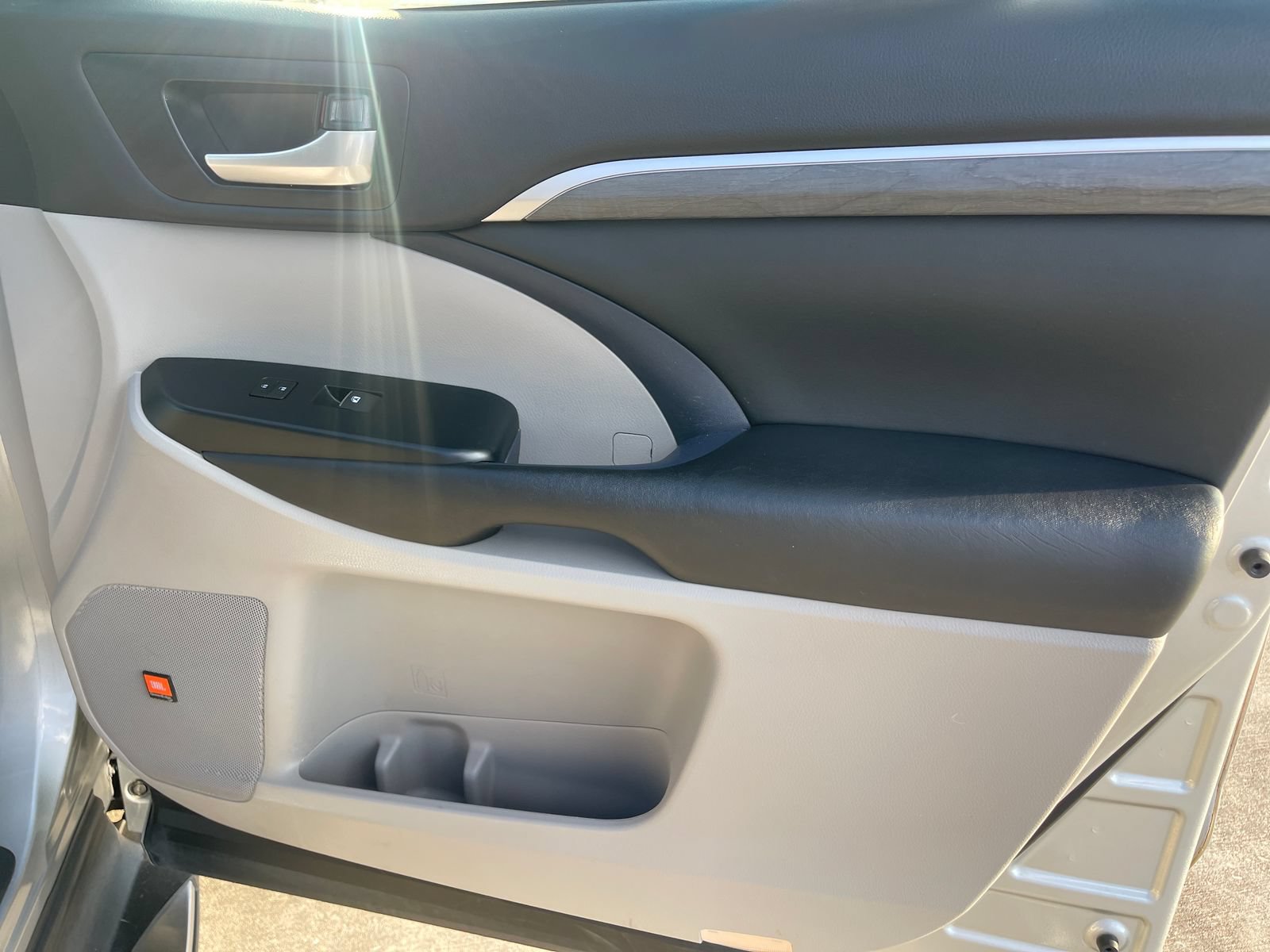Used 2019 Toyota Highlander Limited Platinum FWD image 27