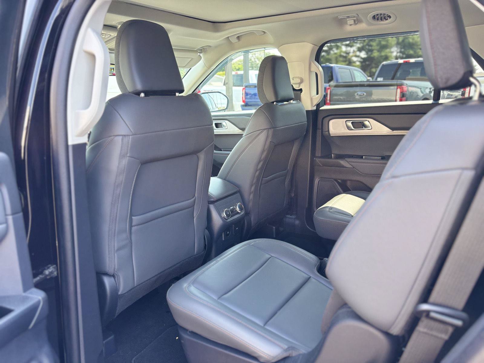 Used 2025 Ford Explorer Active w/ Active Comfort Package AWD/4WD image 10