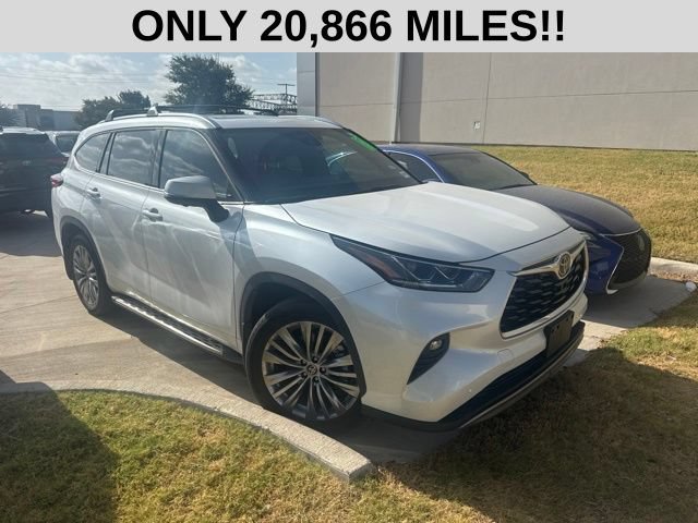 Used 2023 Toyota Highlander Platinum FWD image 2