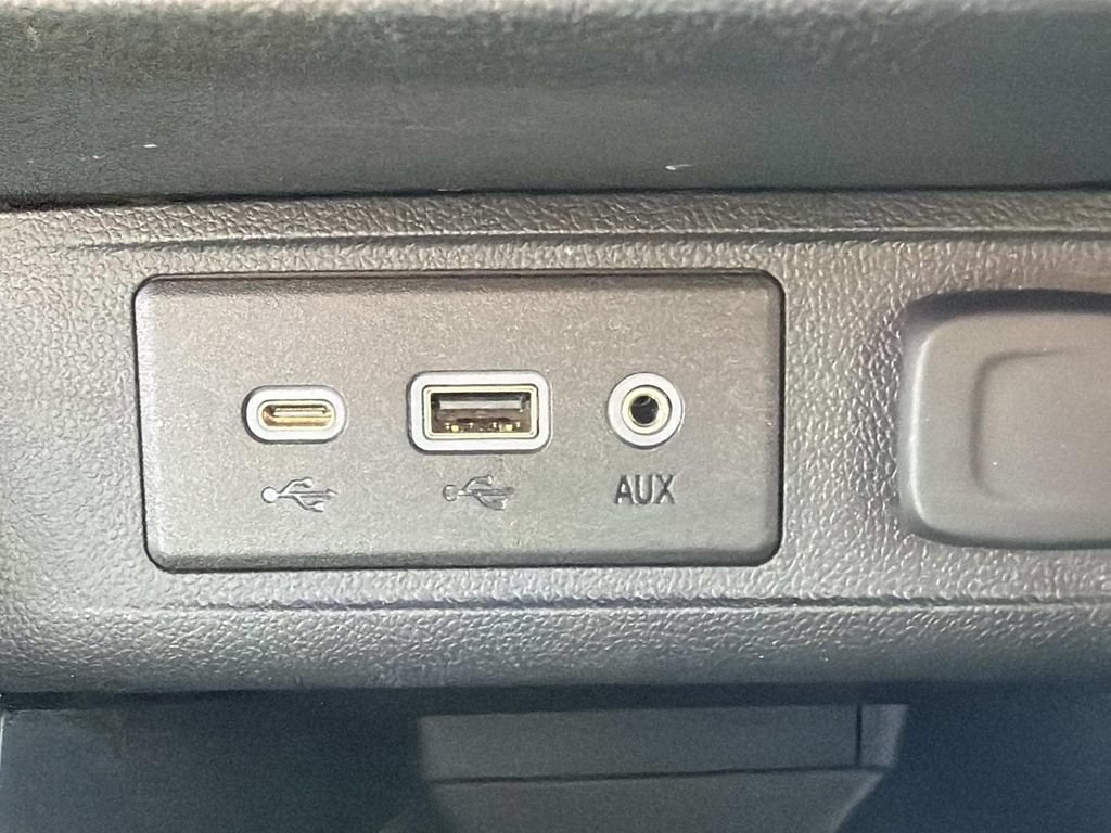 Used 2023 Buick Encore GX Select w/ Sport Touring Package FWD image 32