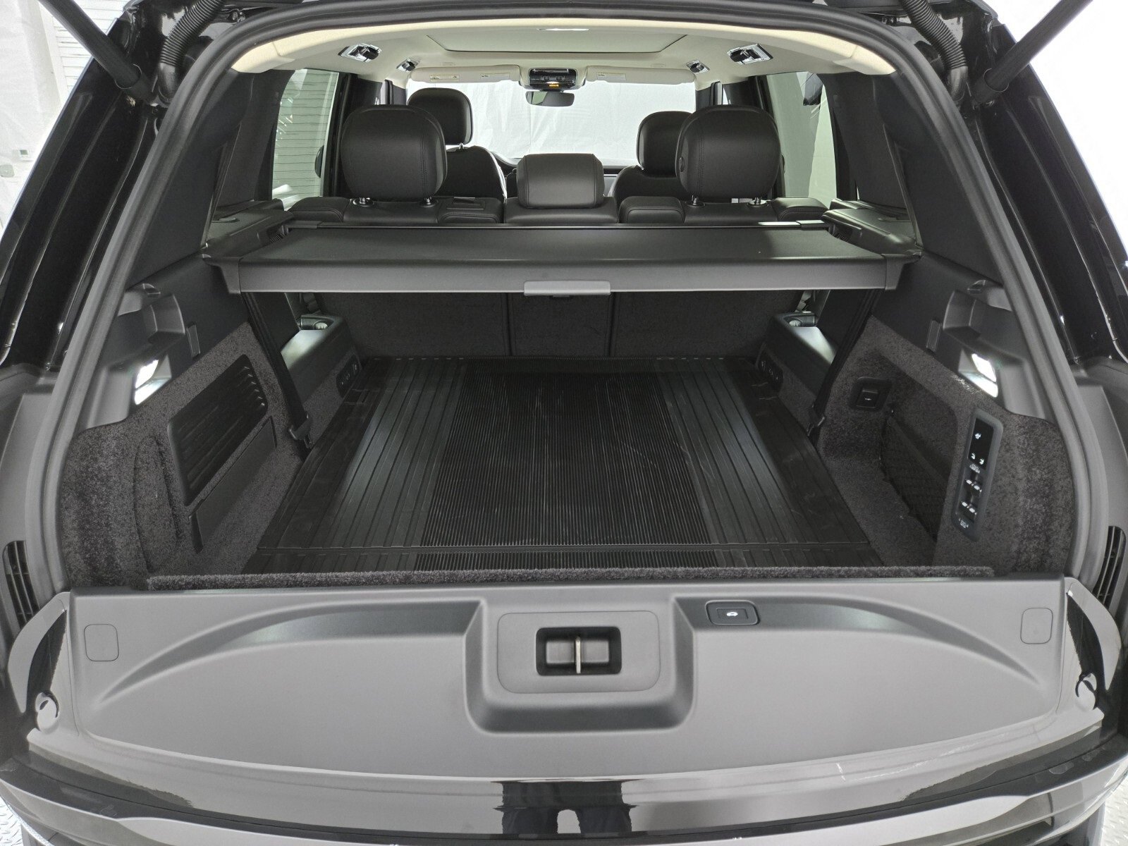 New 2025 Land Rover Range Rover Long Wheelbase SE image 13