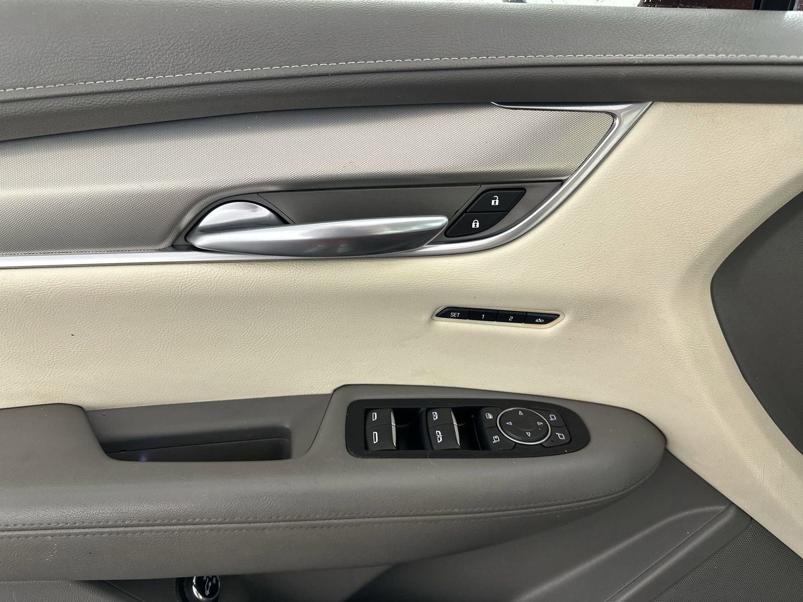 Used 2018 Cadillac XT5 Luxury w/ Driver Awareness Package image 17