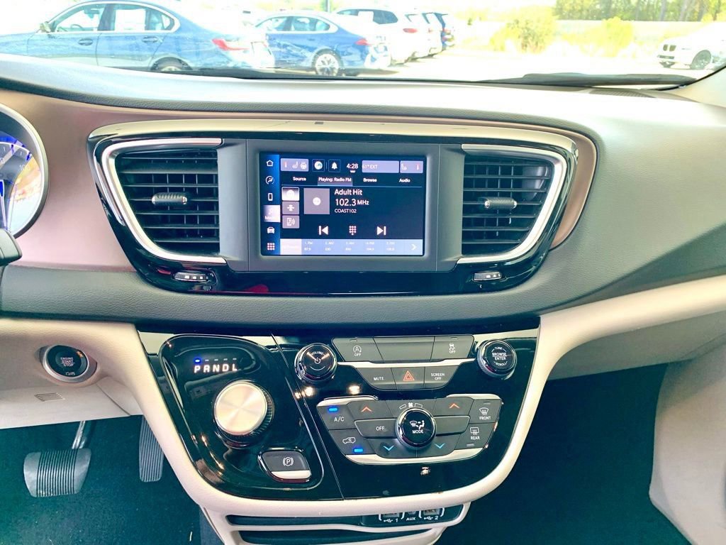 Used 2023 Chrysler Voyager LX image 18