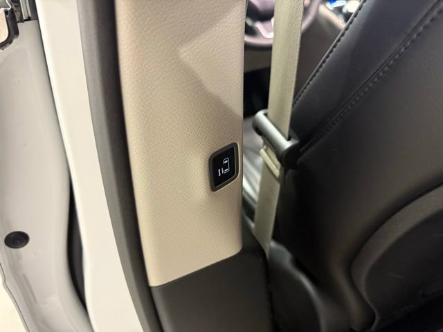 Used 2023 Chrysler Pacifica Touring-L image 27