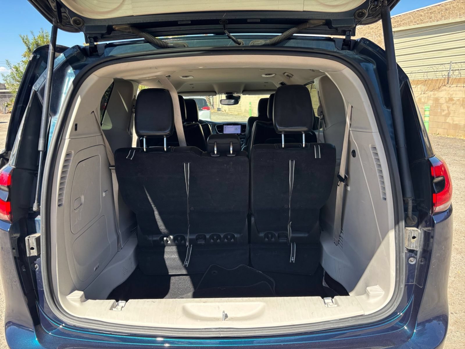 Used 2023 Chrysler Pacifica Touring-L FWD image 33