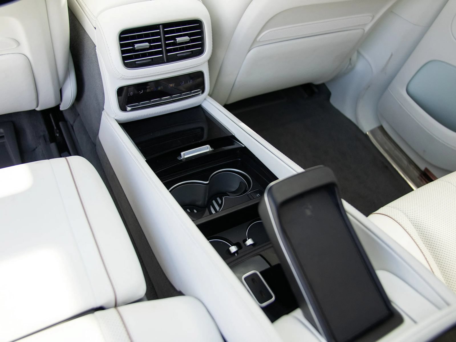 Used 2022 Mercedes-Benz Maybach GLS 600 4MATIC image 35