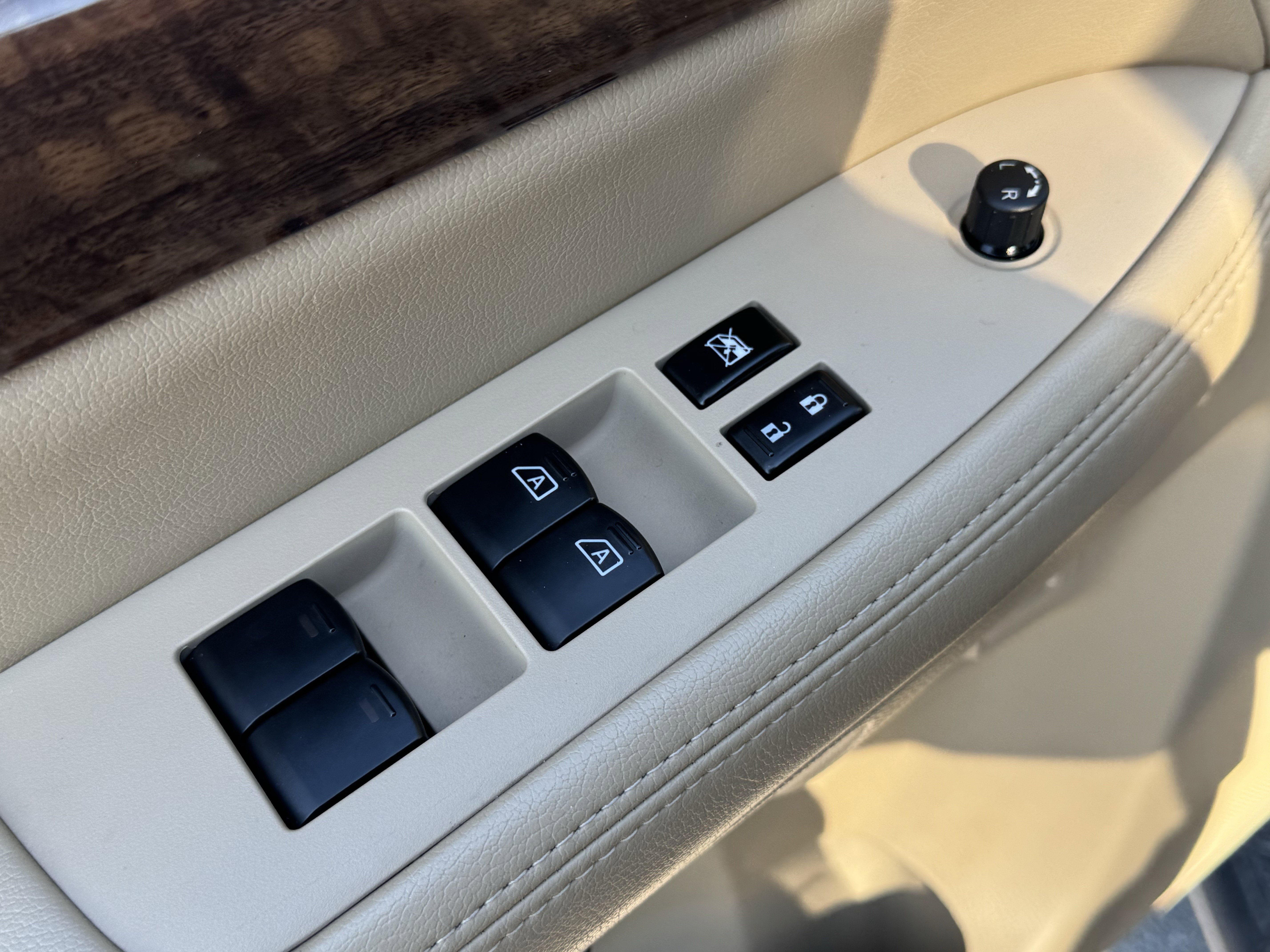 Used 2011 Nissan Armada SL image 24