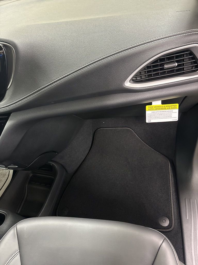 New 2026 Chrysler Pacifica Select w/ S Appearance Package image 30