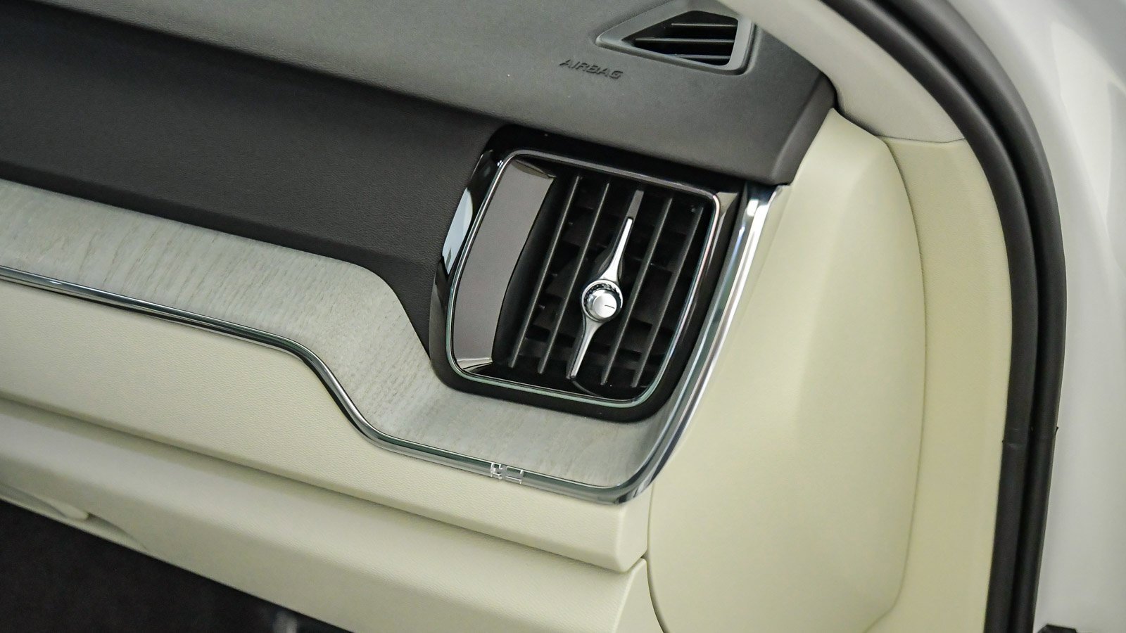 Certified 2025 Volvo XC60 T8 Plus w/ Protection Package Premier image 17