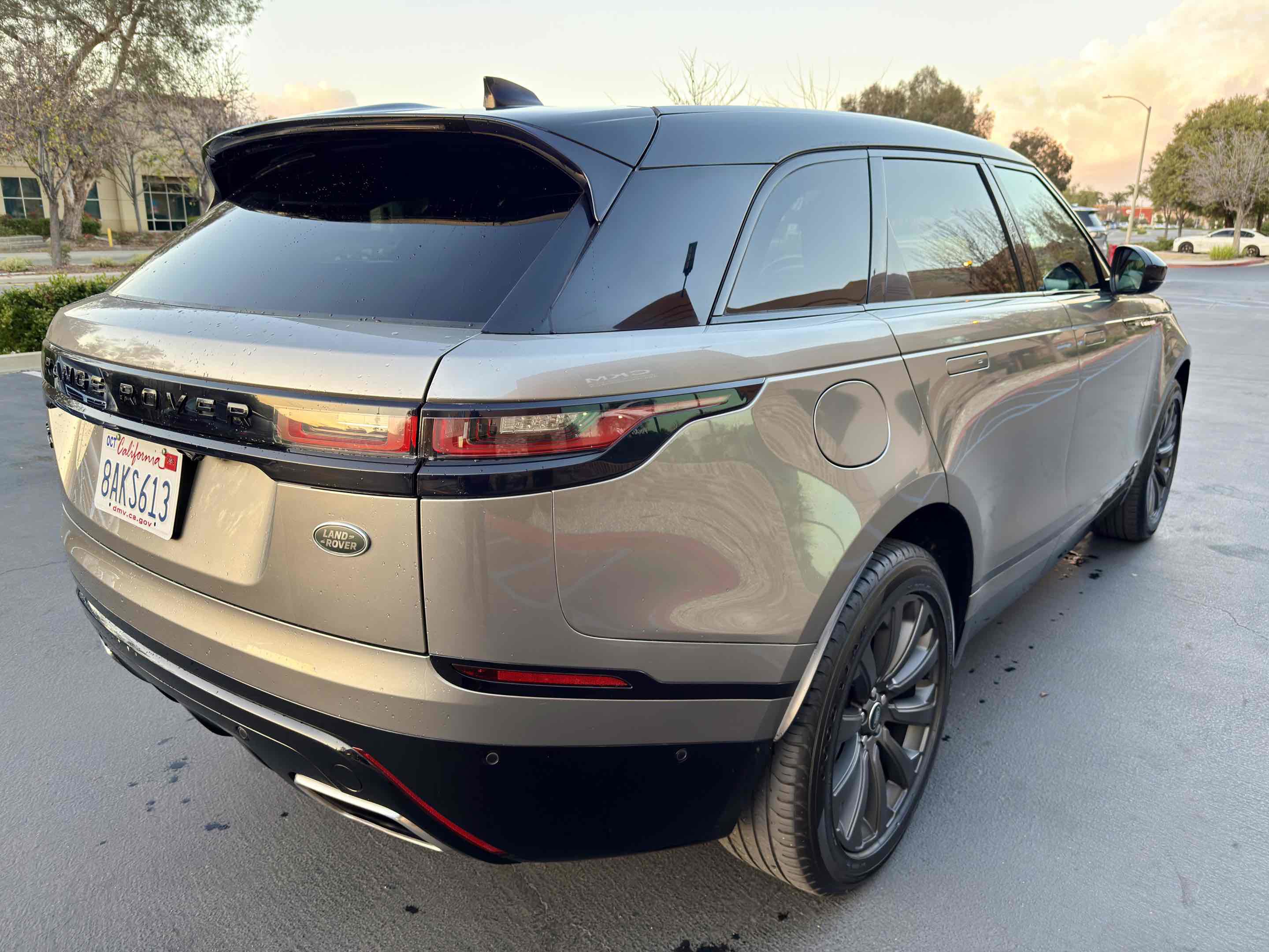 Used 2018 Land Rover Range Rover Velar R-Dynamic SE image 12
