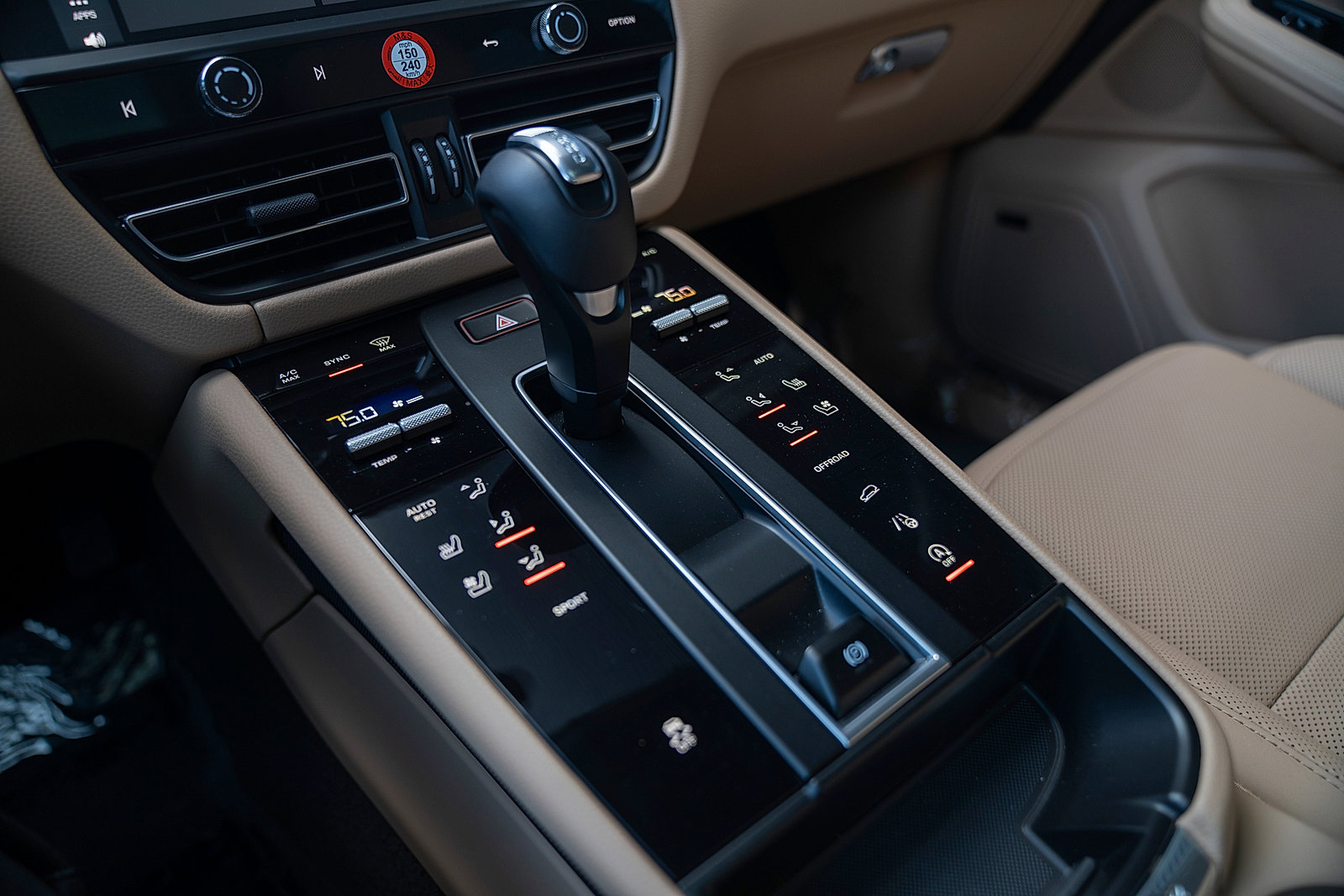 Certified 2025 Porsche Macan AWD/4WD image 14