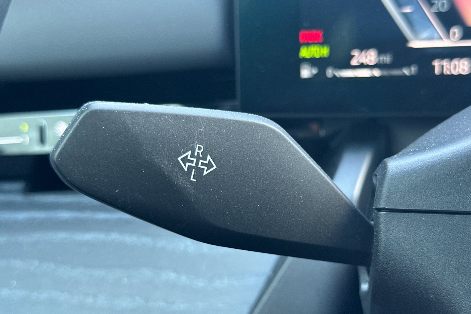 Used 2025 BMW 530i w/ Premium Package image 33