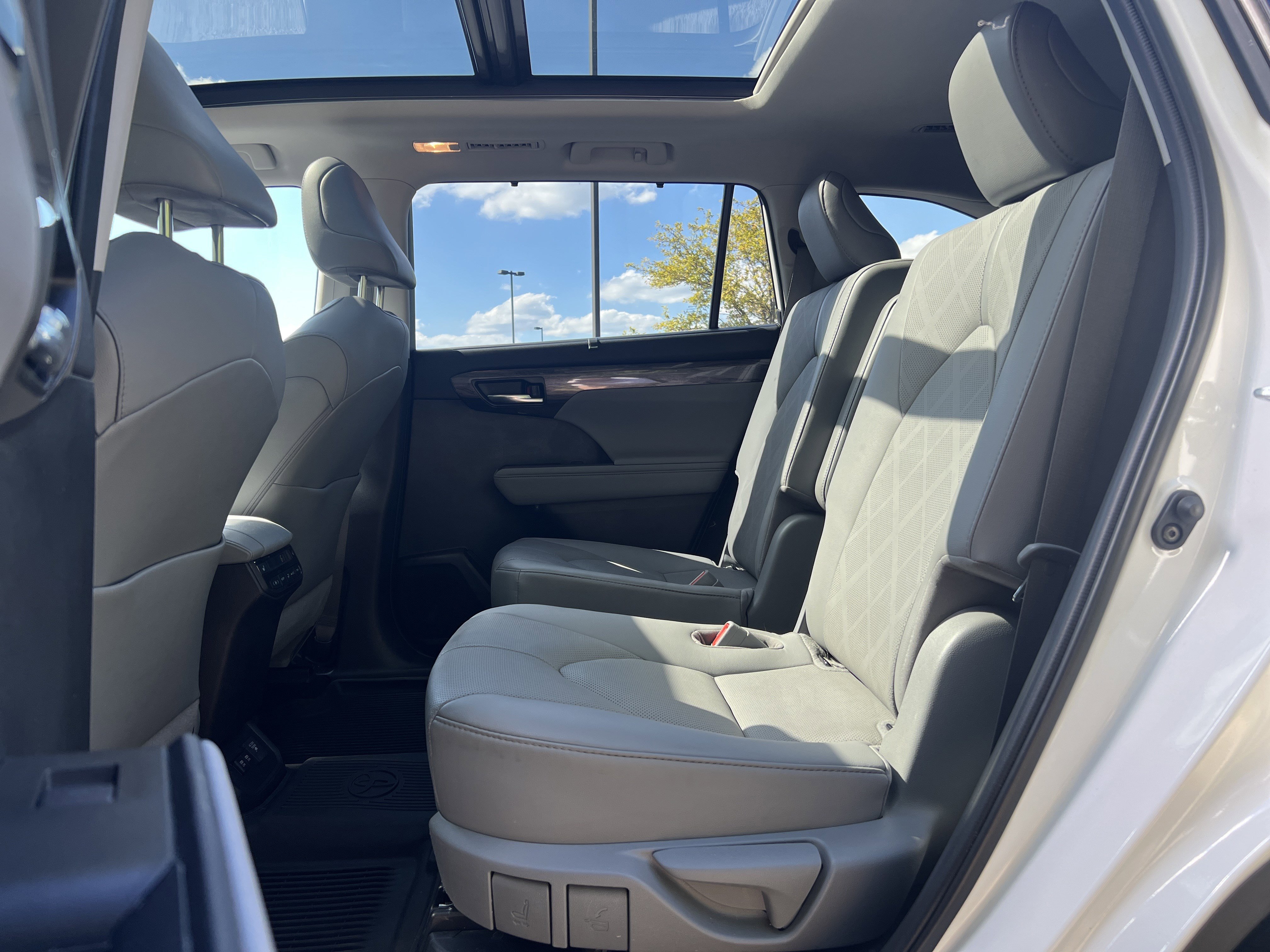 Used 2021 Toyota Highlander Platinum image 28