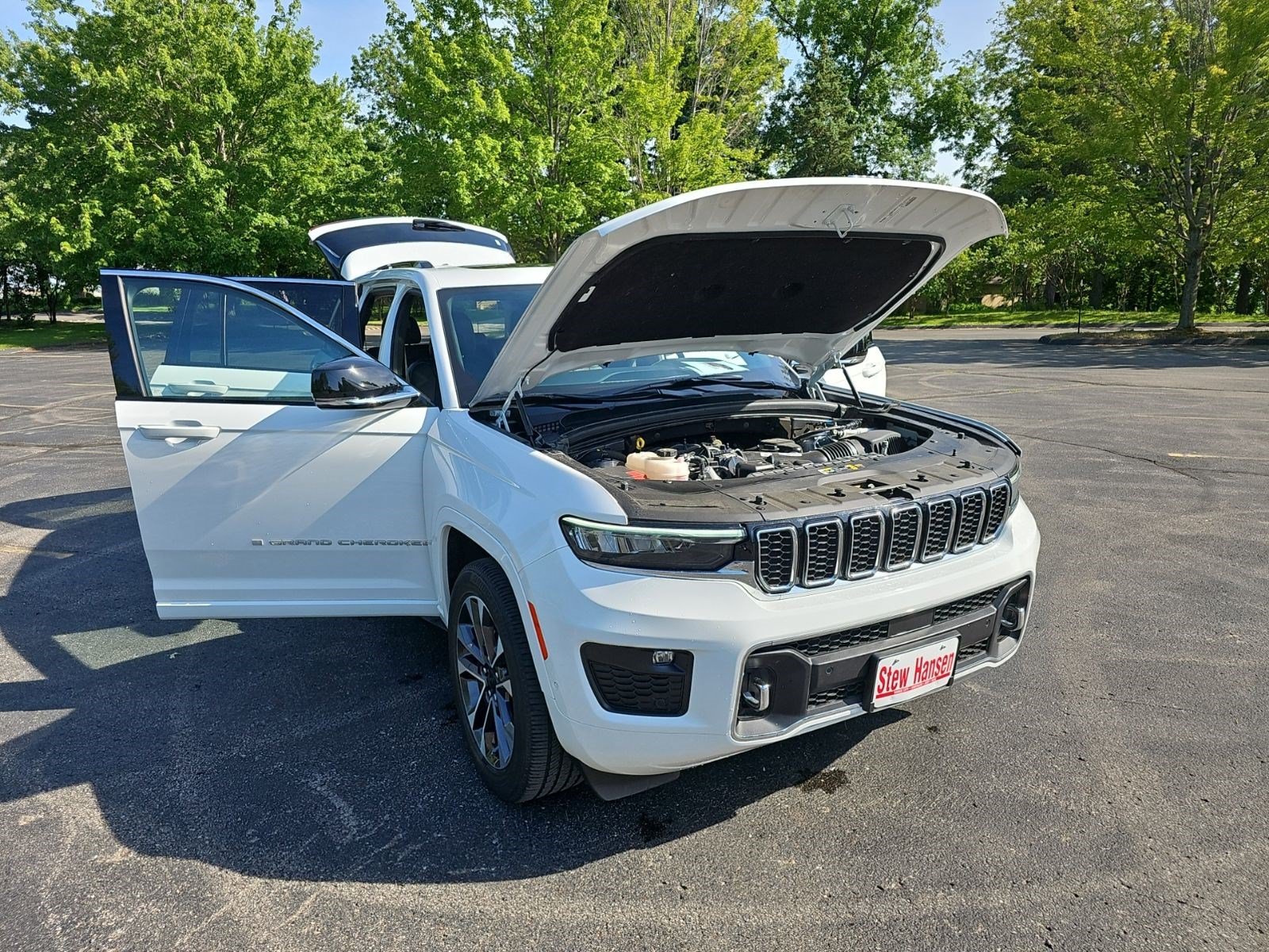 Used 2024 Jeep Grand Cherokee Overland w/ Luxury Tech Group IV AWD/4WD image 25