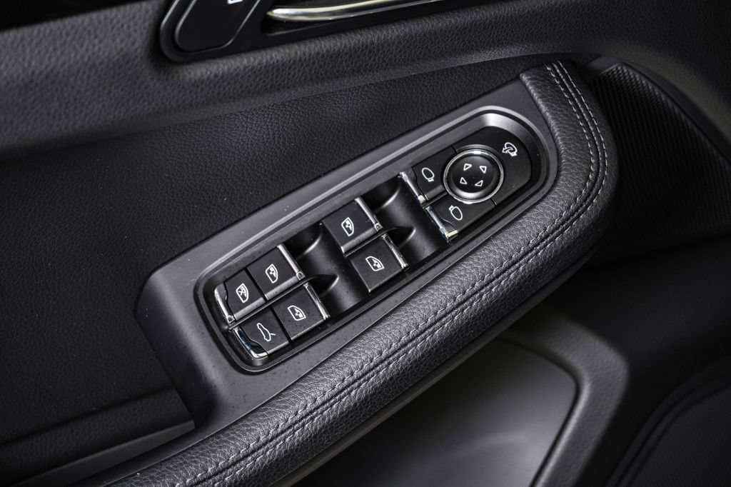 Certified 2026 Porsche Macan AWD/4WD image 26
