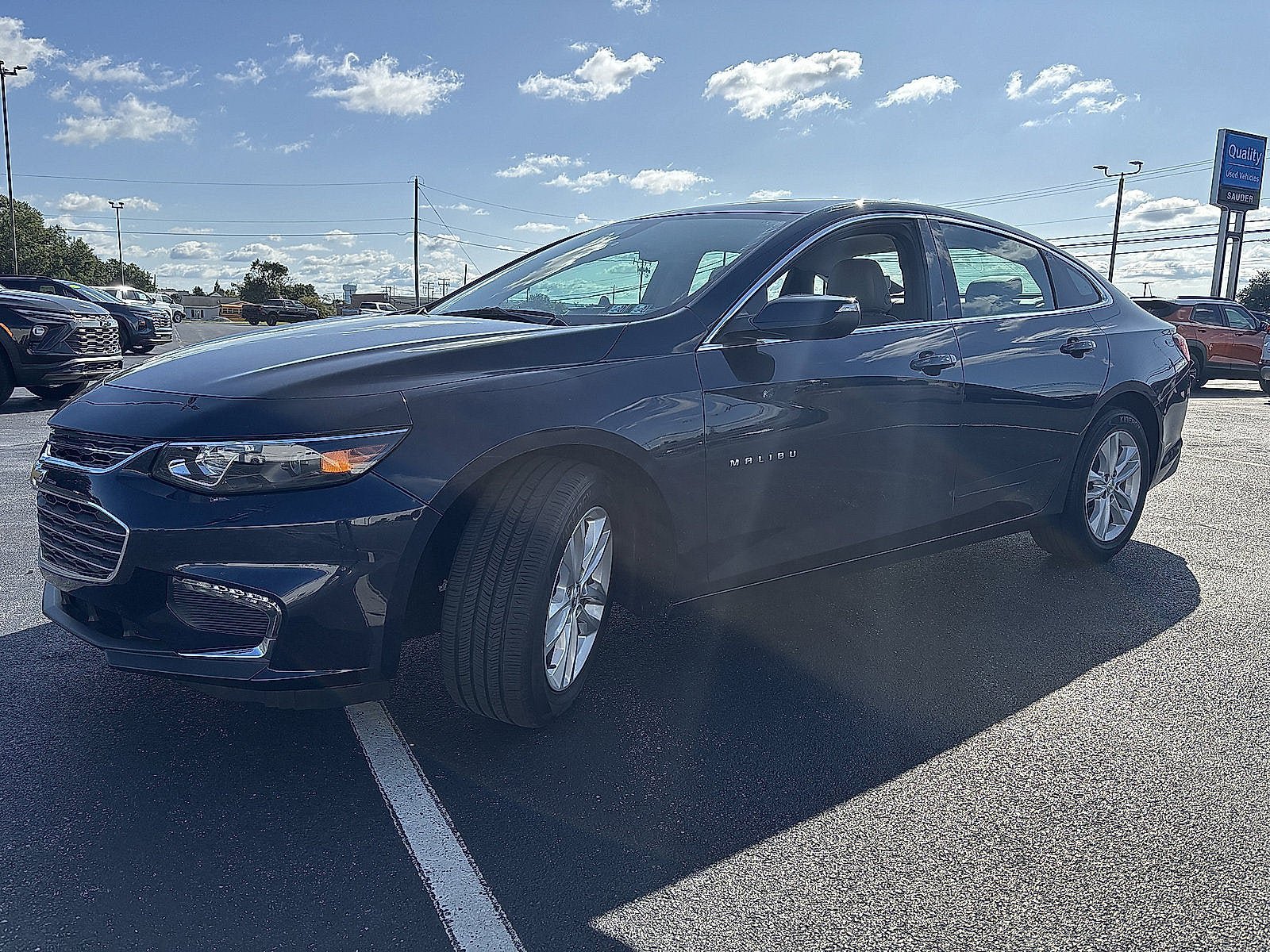 Used 2018 Chevrolet Malibu LT w/ Leather Package FWD image 2
