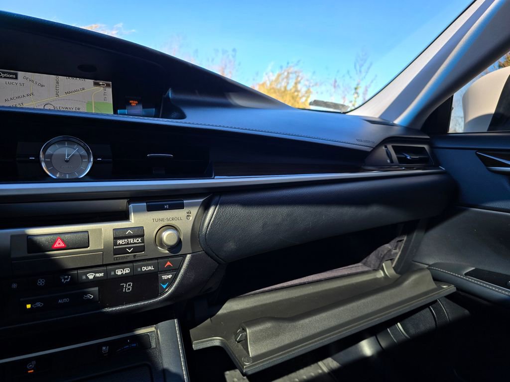 Used 2016 Lexus ES 300h image 42