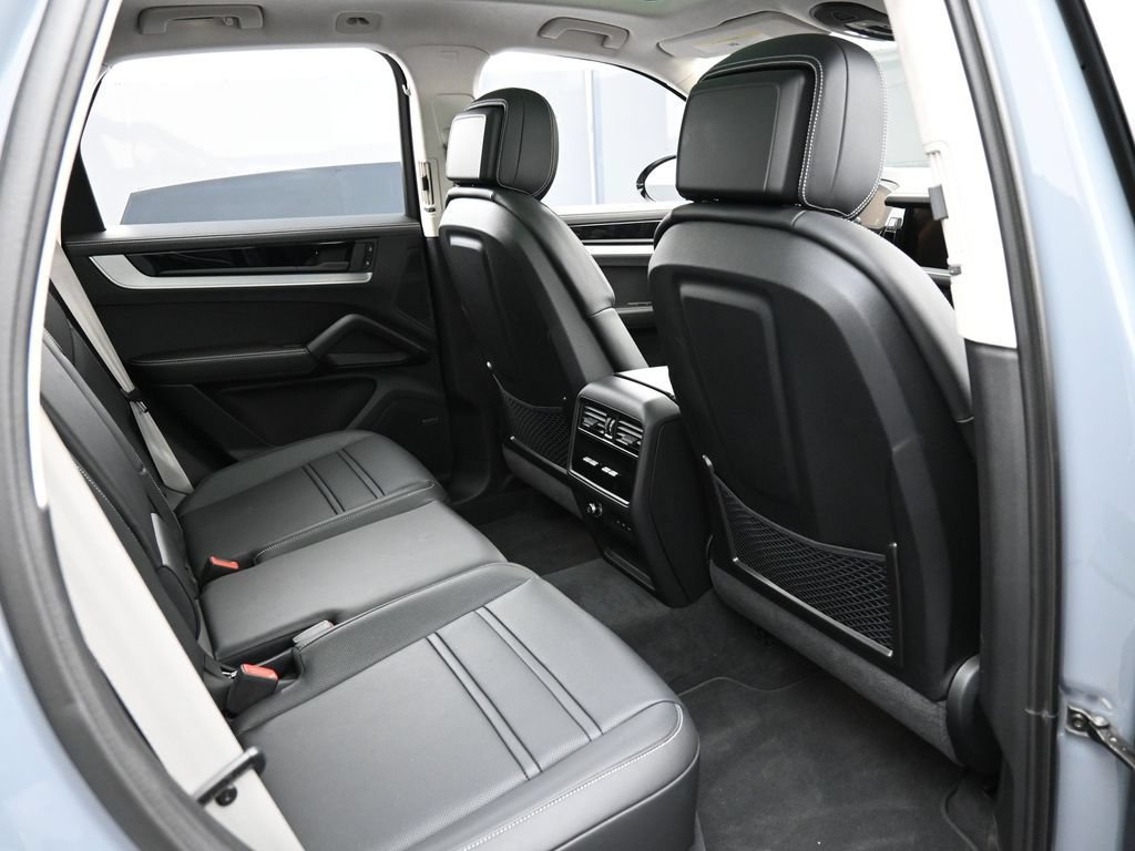 Certified 2025 Porsche Cayenne Turbo AWD/4WD image 28