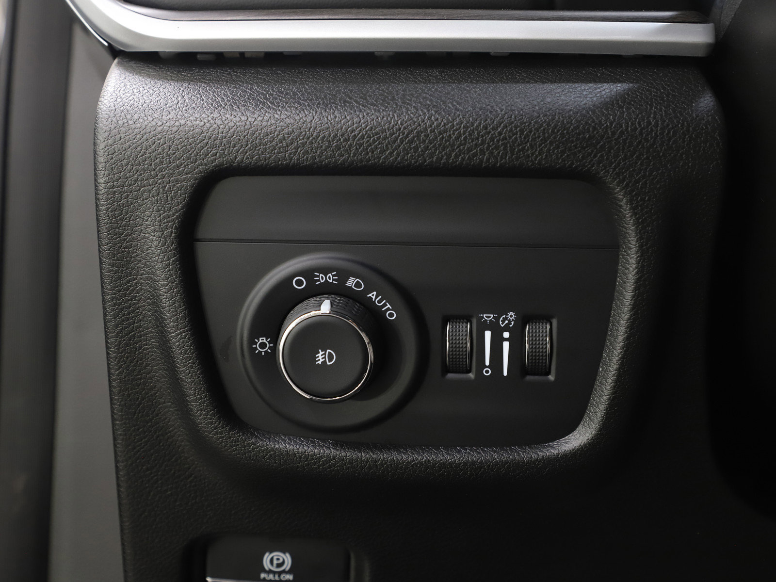 Used 2025 Jeep Grand Cherokee L Limited w/ Black Appearance Package image 25