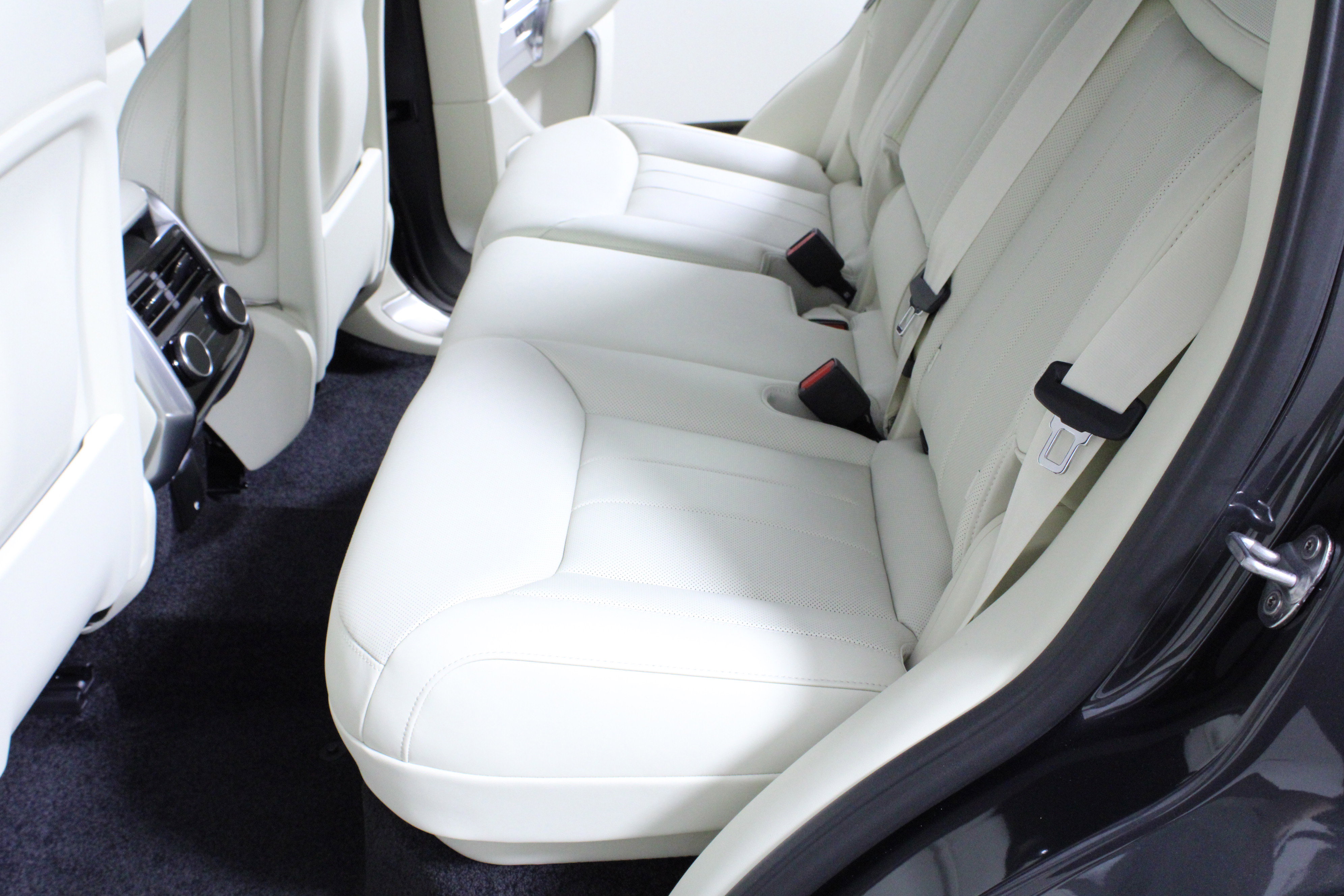 New 2026 Land Rover Range Rover SE image 10