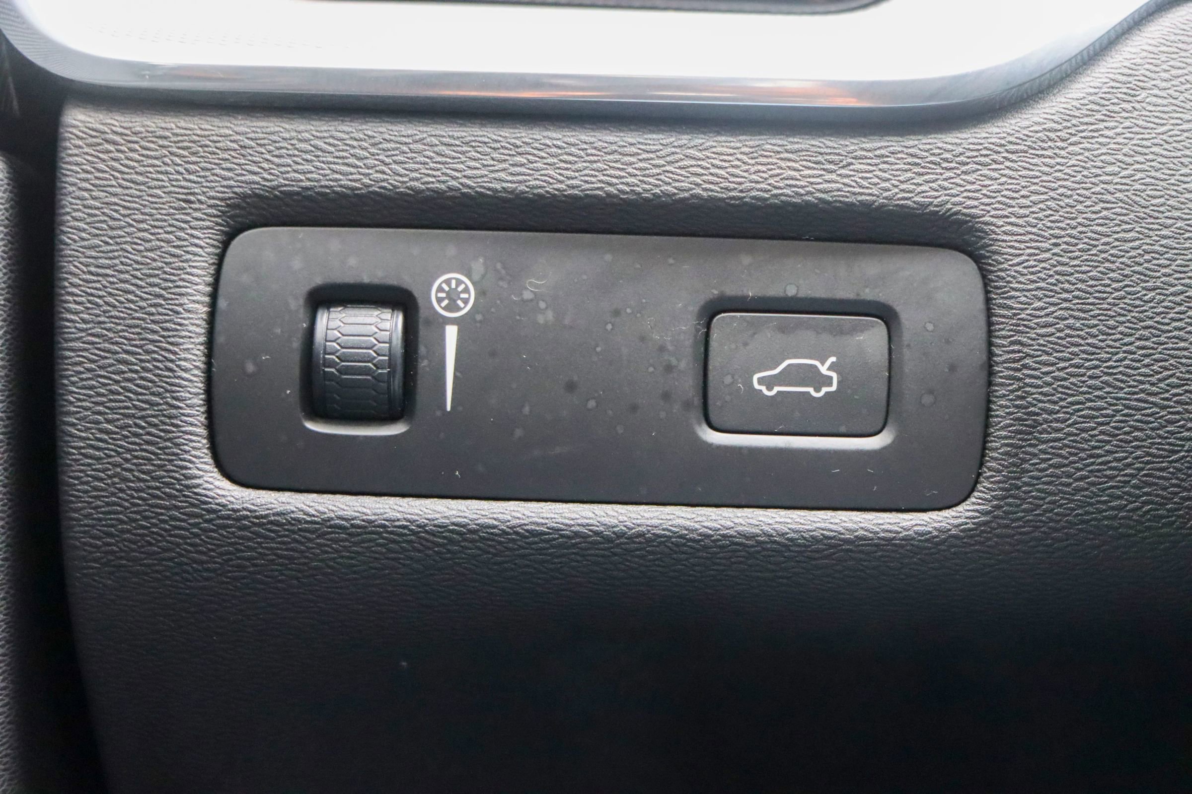 Used 2018 Volvo XC60 T5 R-Design w/ Convenience Package image 31