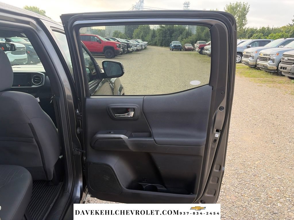 Used 2016 Toyota Tacoma TRD Sport AWD/4WD image 26