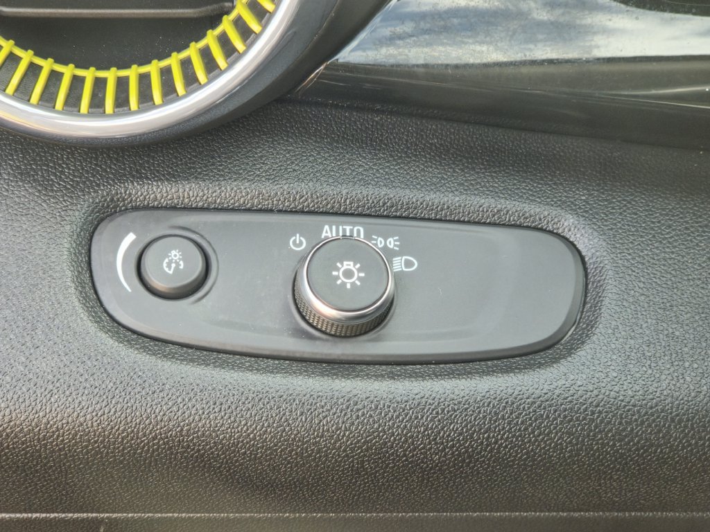 Used 2025 Chevrolet Trax ACTIV w/ Sunroof Package FWD image 24