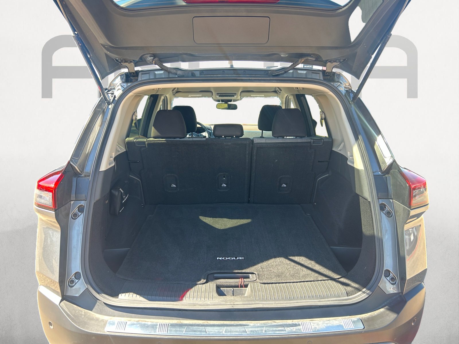 Used 2023 Nissan Rogue SV image 12