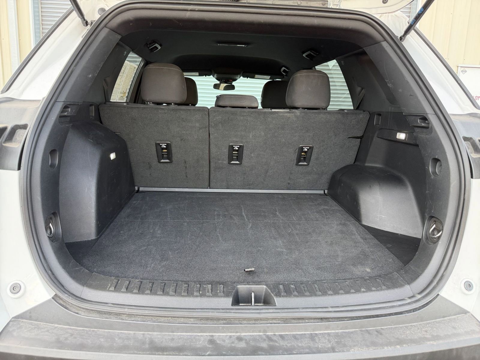 Used 2025 Chevrolet Equinox LT AWD/4WD image 32