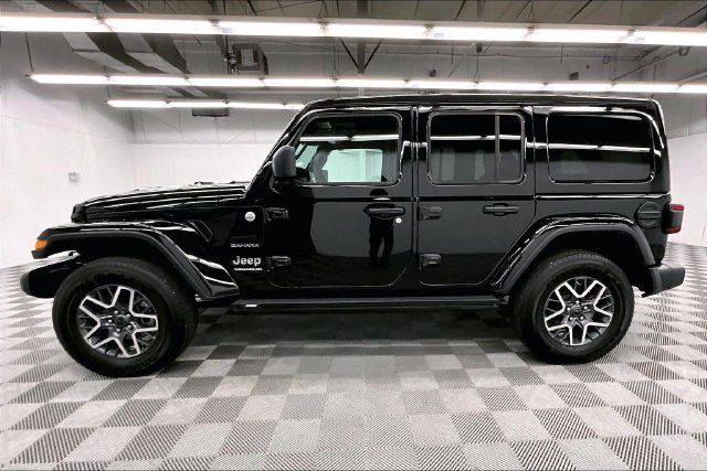Used 2024 Jeep Wrangler Unlimited Sahara w/ Technology Group AWD/4WD image 13
